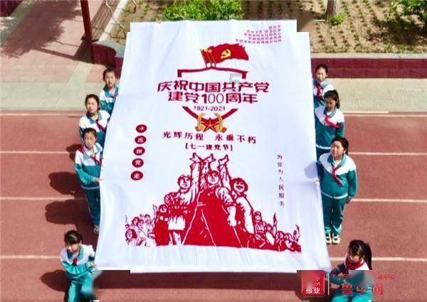 逃离残破的机舱